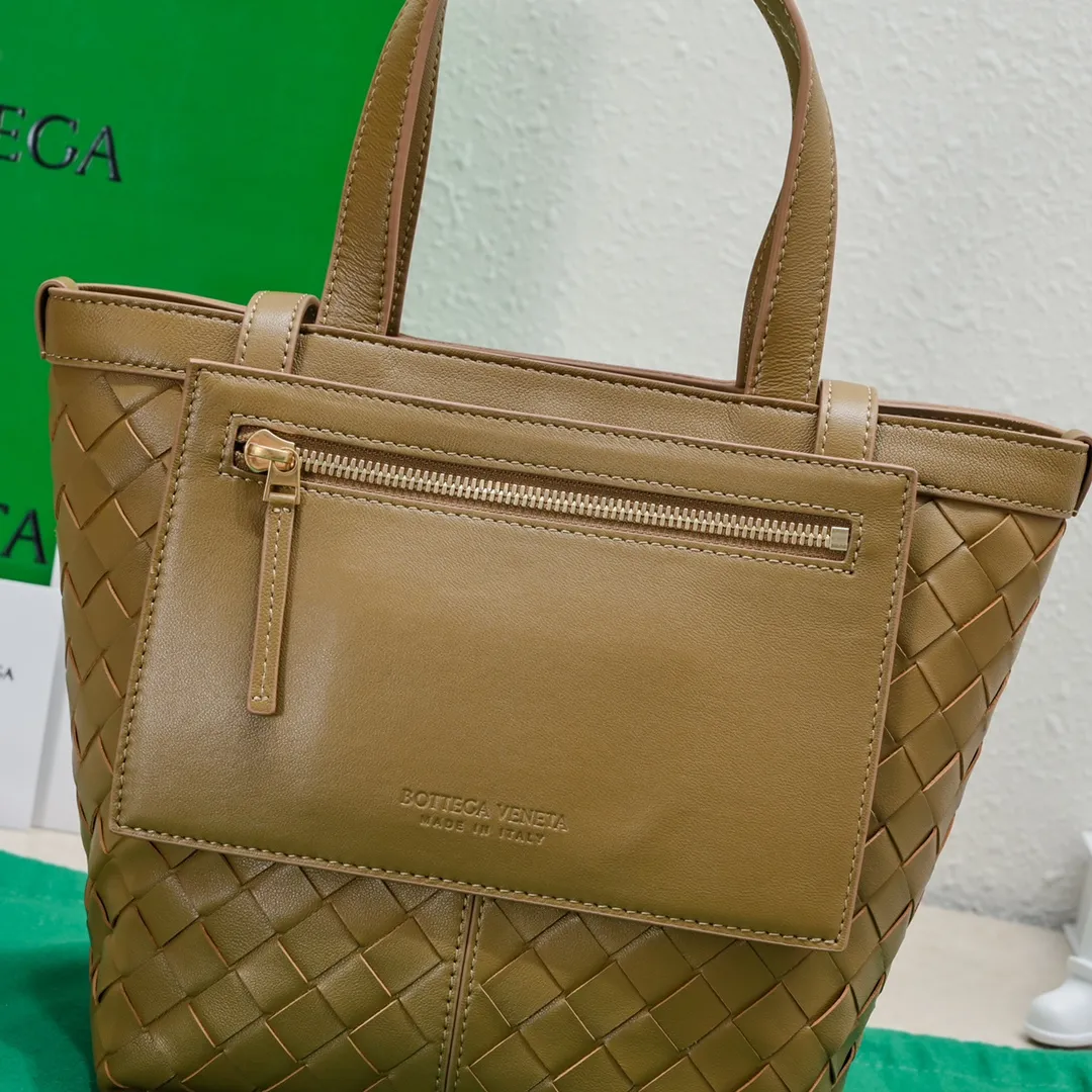 Batch 1500 #Bv 2023 new product Flip Flap tote bag, simple and practical tote body design, classic leather weaving, fully displaying Bv craftsmanship, and making the whole bag look more refined. The small zipper pocket can be placed inside the bag, or can be placed outside as a handbag seal. The versatile small tote [happy] is both fashionable and practical. It is suitable for a variety of occasions. It is made of top-grade happa lambskin. It is very soft and lightweight. The bag shape that can stand up without falling down is really nice. It is the first choice for fashion workers and expectant mothers. Size: 23x18.5x15, model: 7746